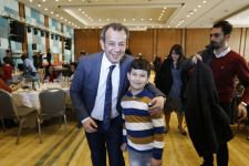 MİNİKLERDEN ÖZCAN'A SEVGİ SELİ