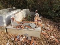 MİRASI BEĞENMEDİ, ANNESİNİN MEZARINI PARÇALADI