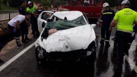OTOMOBİL 3 KİŞİYE MEZAR OLDU