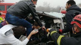 OTOMOBİL BARİYERLERE OK GİBİ SAPLANDI