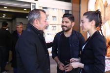 ÖZCAN BELEDİYE ÇALIŞANLARINA YARDIM ETTİ