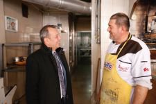 ÖZCAN BELEDİYE ÇALIŞANLARINA YARDIM ETTİ