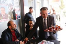 ÖZCAN BELEDİYE ÇALIŞANLARINA YARDIM ETTİ