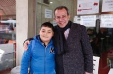 ÖZCAN'IN ÇOCUKLARLA HAMBURGER KEYFİ