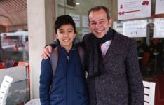 ÖZCAN'IN ÇOCUKLARLA HAMBURGER KEYFİ