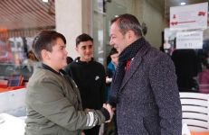 ÖZCAN'IN ÇOCUKLARLA HAMBURGER KEYFİ