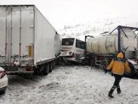 OTOBÜS İKİ TIRIN ARASINA SIKIŞTI