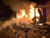 PEŞ PEŞE TIR YANGINLARI, ALEV ALEV YANDI...