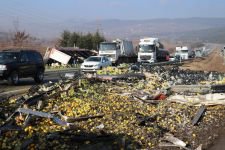 SEBZE VE NARENCİYE YÜKLÜ TIR DEVRİLDİ