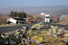 SEBZE VE NARENCİYE YÜKLÜ TIR DEVRİLDİ