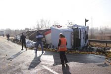 SEBZE VE NARENCİYE YÜKLÜ TIR DEVRİLDİ