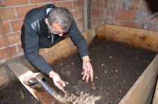 SOLUCAN GÜBRESİ ÜRETİMİYLE EK GELİR SAĞLIYOR