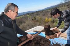 SOLUCAN GÜBRESİ ÜRETİMİYLE EK GELİR SAĞLIYOR