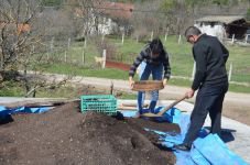 SOLUCAN GÜBRESİ ÜRETİMİYLE EK GELİR SAĞLIYOR