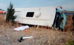 SPORCULARI TAŞIYAN MİDİBÜS DEVRİLDİ: 1 ÖLÜ 17 YARALI