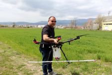 TARLALARDA DRONE İLE İLAÇLAMA YAPIYOR