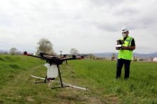 TARLALARDA DRONE İLE İLAÇLAMA YAPIYOR