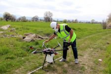 TARLALARDA DRONE İLE İLAÇLAMA YAPIYOR