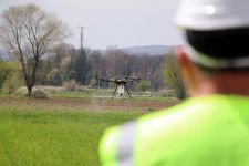 TARLALARDA DRONE İLE İLAÇLAMA YAPIYOR