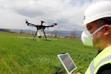 TARLALARDA DRONE İLE İLAÇLAMA YAPIYOR