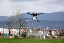 TARLALARDA DRONE İLE İLAÇLAMA YAPIYOR
