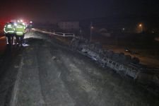 TIR ŞARAMPOLE YUVARLANDI