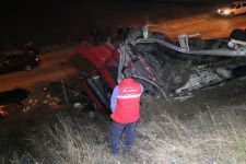 TIR ŞARAMPOLE YUVARLANDI