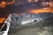 TIR ŞARAMPOLE YUVARLANDI