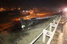 TIR ŞARAMPOLE YUVARLANDI