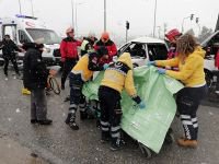 TRAFİK IŞIĞINI GÖRMEDİ, HIZLA ÇARPTI