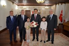 VALİ ÜMİT'E 23 NİSAN ZİYARETİ