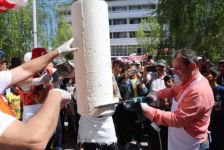 VİNCE ASTIĞI DONDURMAYI VATANDAŞA İKRAM ETTİ