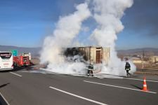 YOL ORTASINDA ALEV ALEV YANDI