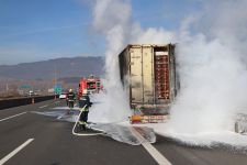 YOL ORTASINDA ALEV ALEV YANDI