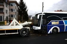 YOLCU OTOBÜSÜ YOLDAN ÇIKTI