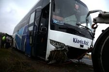 YOLCU OTOBÜSÜ YOLDAN ÇIKTI