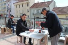 65 YILDIR ELİNDE TEPSİSİYLE ÇAY DAĞITIYOR