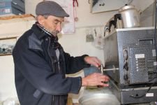 65 YILDIR ELİNDE TEPSİSİYLE ÇAY DAĞITIYOR