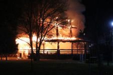 AHŞAP BİNA ALEVLERE TESLİM OLDU