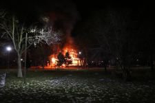 AHŞAP BİNA ALEVLERE TESLİM OLDU