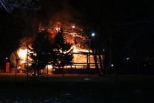 AHŞAP BİNA ALEVLERE TESLİM OLDU