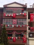 APARTMANI 23 NİSAN İÇİN SÜSLEDİLER