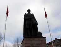 ATATÜRK HEYKELİNE ÇELENK BIRAKILDI