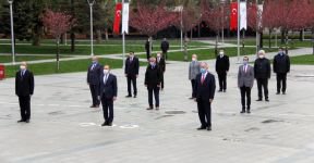 ATATÜRK HEYKELİNE ÇELENK BIRAKILDI