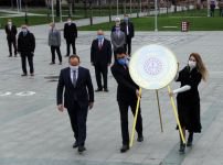 ATATÜRK HEYKELİNE ÇELENK BIRAKILDI