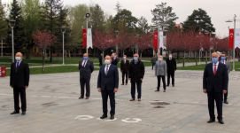 ATATÜRK HEYKELİNE ÇELENK BIRAKILDI