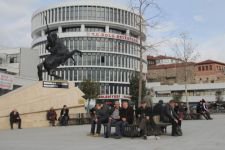 BELEDİYE MEYDANININ MÜDAVİMLERİ ANLATTI