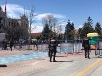 İZZET BAYSAL CADDESİNE BARİYERLİ ÖNLEM