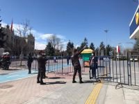 İZZET BAYSAL CADDESİNE BARİYERLİ ÖNLEM