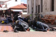 CORONAVİRÜS CUMA CEMAATİNİ ETKİLEMEDİ